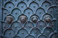 Kloppers op de deur van de San Marco Basiliek in Venetie, Italie met bronze leeuwenkoppen van Joost Adriaanse thumbnail