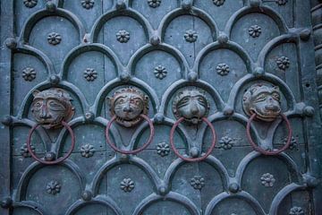 Kloppers op de deur van de San Marco Basiliek in Venetie, Italie met bronze leeuwenkoppen