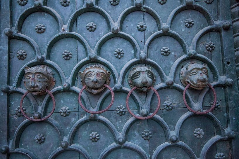 Kloppers op de deur van de San Marco Basiliek in Venetie, Italie met bronze leeuwenkoppen van Joost Adriaanse