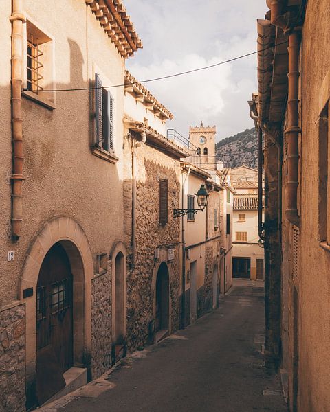 Smalle straat in het historische centrum van het Spaanse dorpje Polenca op Mallorca van Michiel Dros