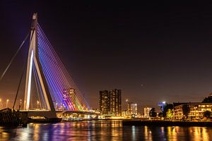 Le pont Erasmus la nuit sur Gerry van Roosmalen