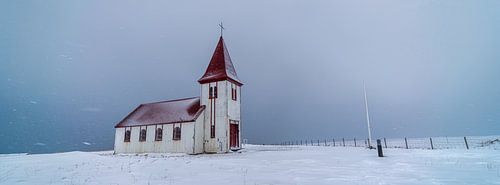 Hellnakirkja au milieu de l'hiver pendant une tempête de neige