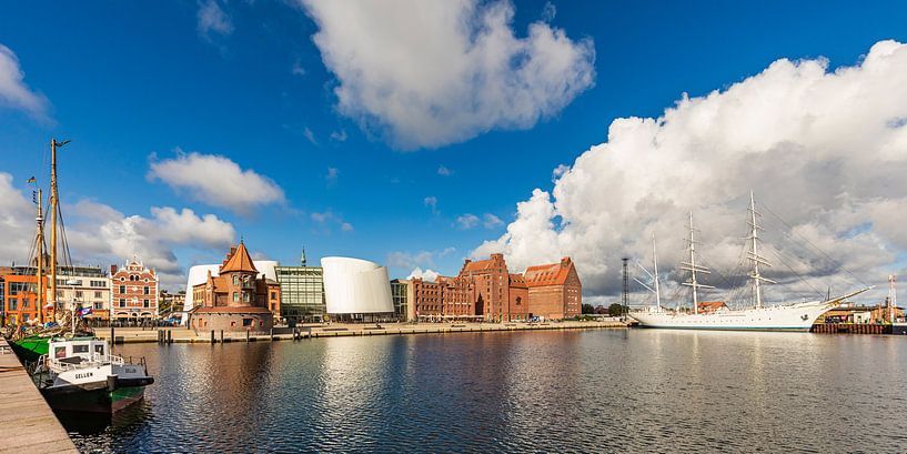 Lotsenhaus, Ozeaneum und Gorch Fock 1 im Hafen von Stralsund von Werner Dieterich