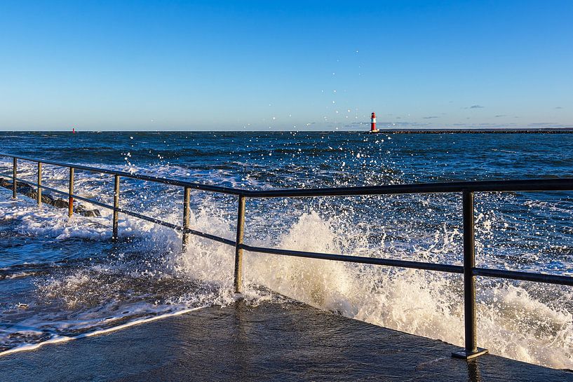 Golven en piertoren aan de kust van de Oostzee in Warnemünde van Rico Ködder