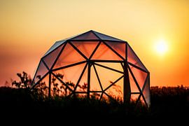 Geodome in zonsondergang by Wybrich Warns