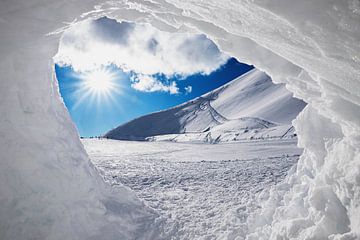 Grotte de neige dans un paysage d'hiver sur SusaZoom