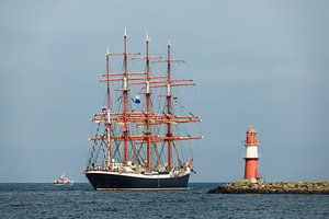 Sailing ship and Mole in Warnemuende sur Rico Ködder