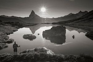 Wanderer am Stellisee mit Matterhorn