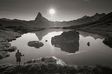 Hiker at Stellisee with Matterhorn by Menno Boermans