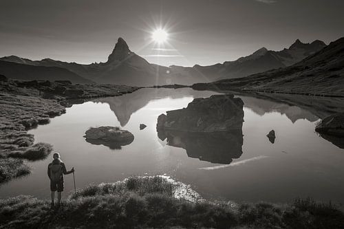 Wandelaar bij Stellisee met Matterhorn van Menno Boermans