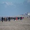 Spaziergang am Strand von Kijkduin. Scheveningen kann in der Ferne gesehen werden. von Dlanor