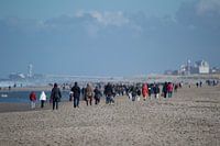 Uitwaaien op het strand van Kijkduin. Scheveningen is in de verte te zien.