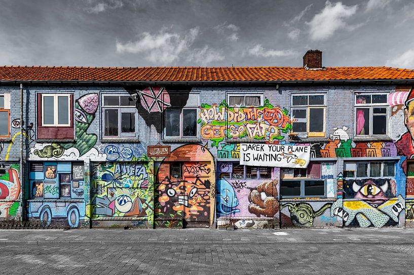 Huizen met graffiti van Mark Bolijn
