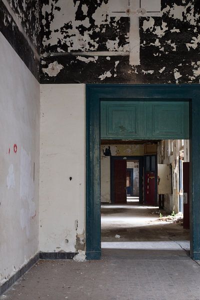 Stadtfotografie | Urban Photography | Leeres ehemaliges Irrenhaus von heidi borgart