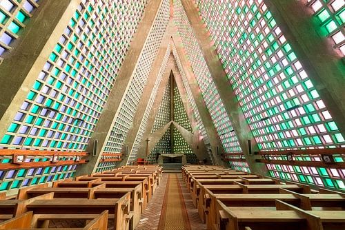 Église futuriste abandonnée.