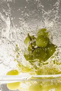 Weintrauben fallen ins Wasser 2