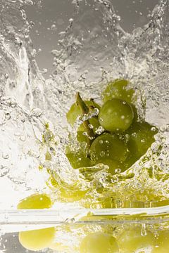 Weintrauben fallen ins Wasser 2