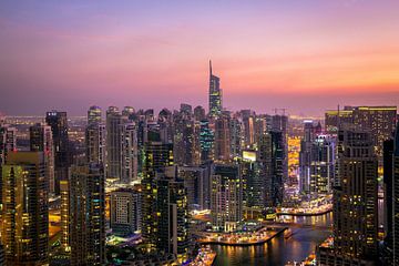 La ville de Dubaï la nuit sur MADK