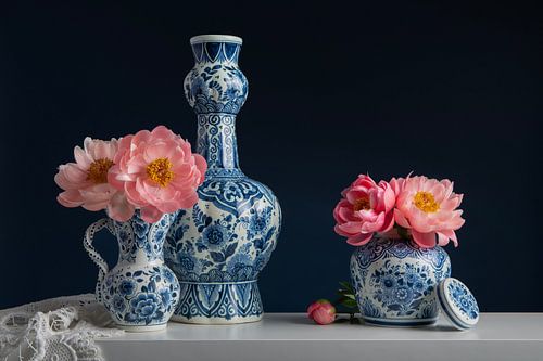 Nature morte bleu delft avec pivoines