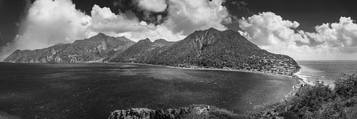 Eiland Dominica in het Caribisch gebied in zwart en wit.