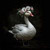 Stolze Gans mit Blumenkrone von Klaus Tesching - Art-AI