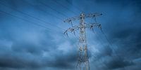 Energiemast met Dreigende Wolken