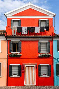 Rood huis op Burano Venetië van Sander Groenendijk