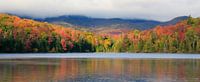 Panorama van herfstkleuren aan een bergmeer van Jonathan Vandevoorde thumbnail