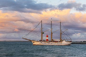 Pier toren en zeilschip op de Oostzee tijdens de Hanse Sail van Rico Ködder