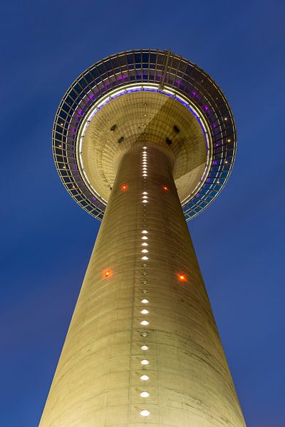 Rheinturm in Düsseldorf von Michael Valjak