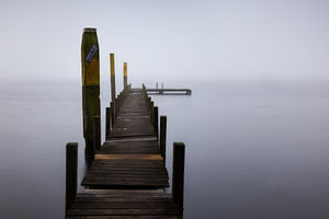 Mistige Ochtend aan het Water met Houten Steiger: Minimalistische Fotografie in Perfectie