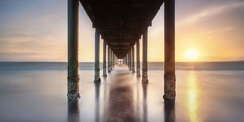 Zonsondergang aan de Oostzee met pier