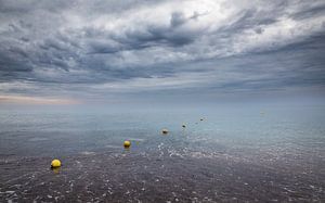 Row of buoys on the ocean against stormy sky von VIDEOMUNDUM