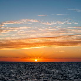Sonnenaufgang über dem Roten Meer von Leo Schindzielorz