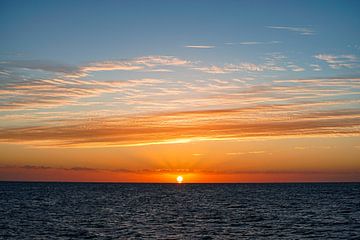Sonnenaufgang über dem Roten Meer von Leo Schindzielorz