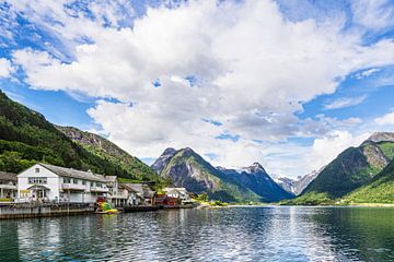 Uitzicht over de Fjærlandfsjord in Noorwegen van Rico Ködder