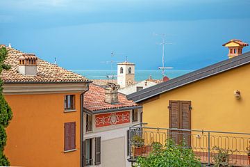 Uitzicht over de kleurrijke huizen van Desenzano naar het Gardameer
