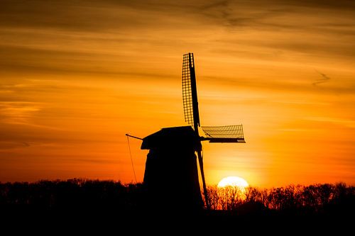 zonsopkomst met oude molen 01