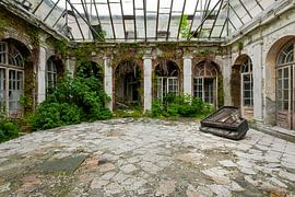 Innengarten eines Palastes mit Klavier von Michel Nicolaes