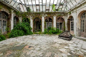 Jardin intérieur d'un palais avec piano