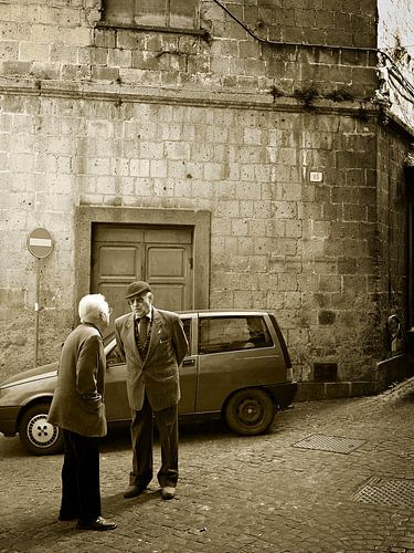 Typische italienische Straßenszene im Sepia von iPics Photography