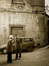 Typische italienische Straßenszene im Sepia von iPics Photography Miniaturansicht