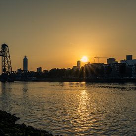 Zonsondergang boven rottermse skyline van Reno Mekes