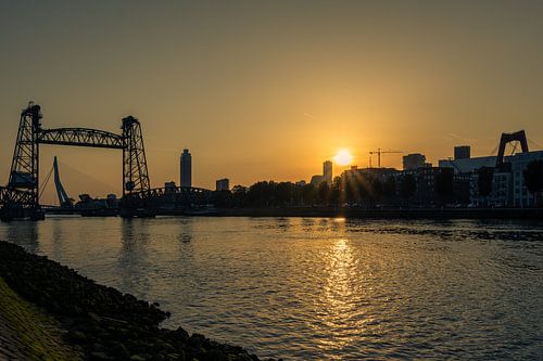 Zonsondergang boven rottermse skyline