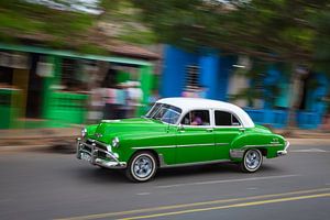 Oldtimer klassieke auto in centrum van Havana Cuba. One2expose Wout Kok Photography