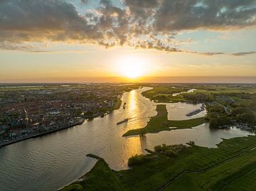Kampen panorama van boven tijdens zonsondergang boven de IJssel