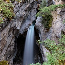 Waterval in Maligne Canyon van Willemke de Bruin