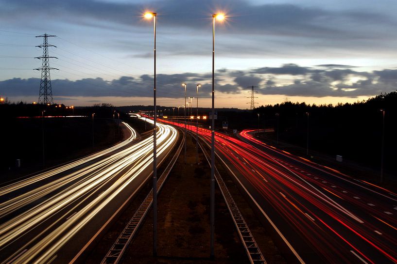 A50 bij Arnhem aan het begin van de avond. van Luuk van der Lee