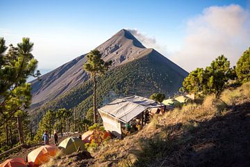Uitzicht op het kamp tijdens het beklimmen van een berg van Michiel Ton