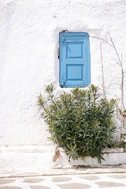 Summer in Greece | White house blue window | Travel photo by HelloHappylife